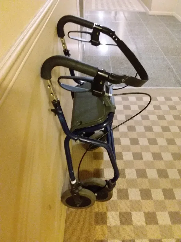 ➡️ Medical Assist 4 Wheel Foldable Walker with Seat ♿ 💺 image indicator(4)