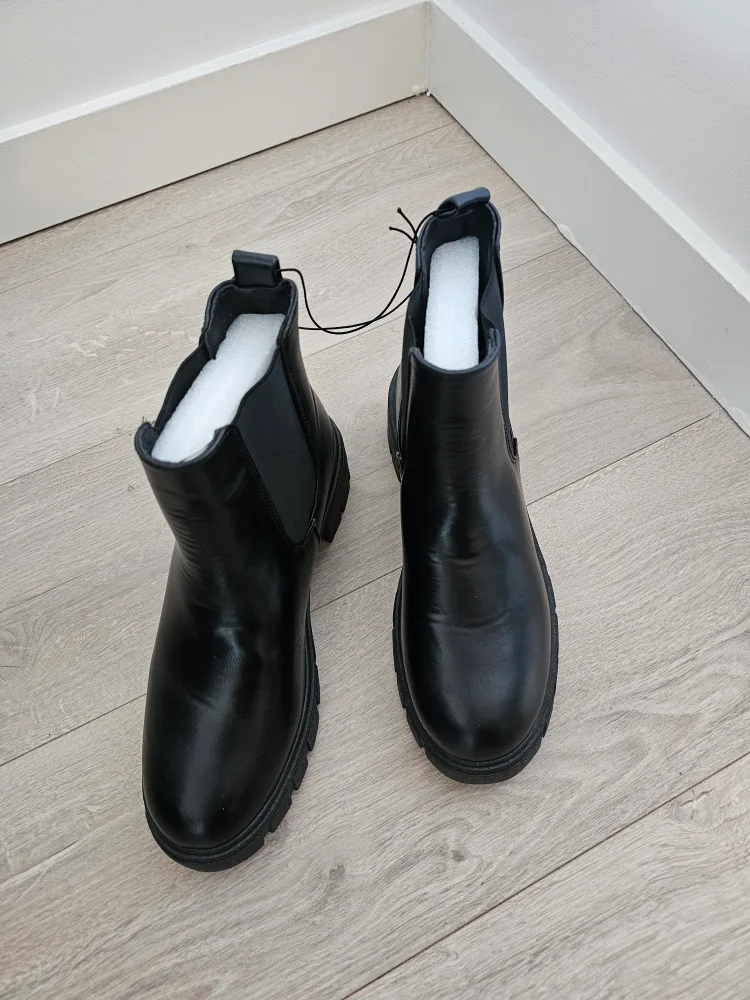 Fashion Nova Penelope Lug Sole Boots - Black image indicator(3)