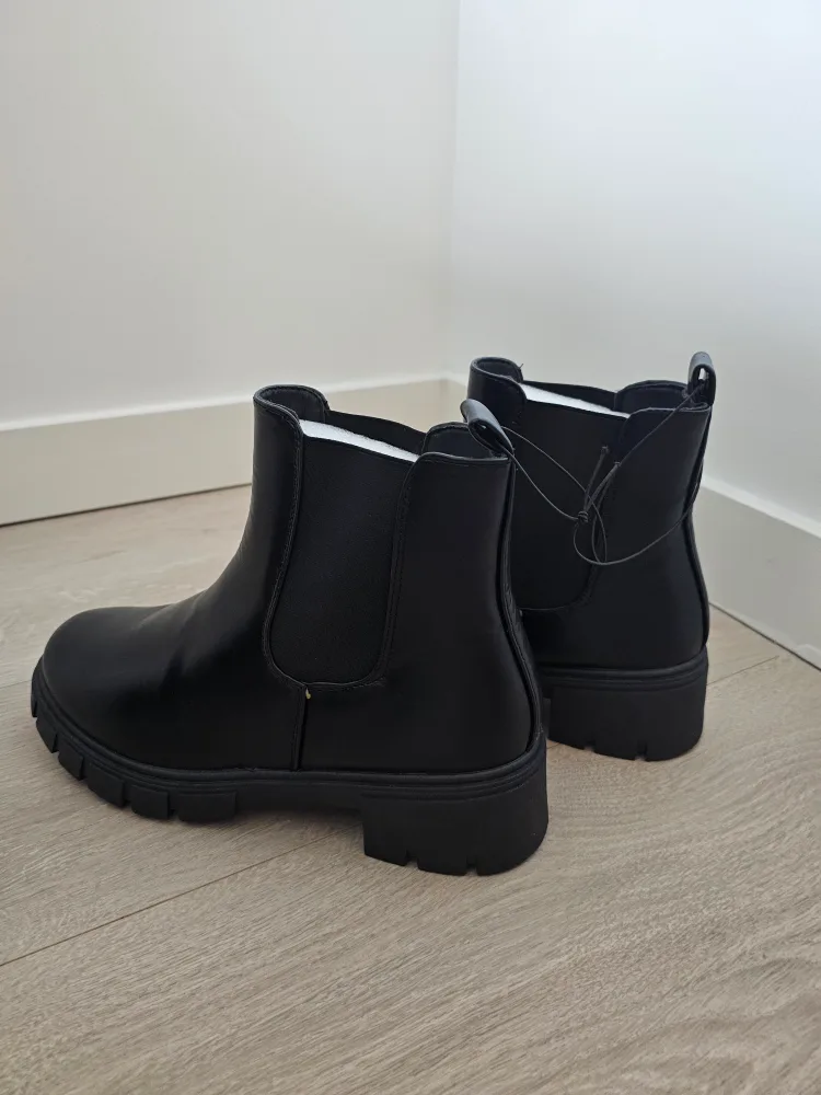 Fashion Nova Penelope Lug Sole Boots - Black image indicator(5)