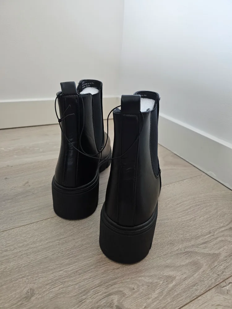 Fashion Nova Penelope Lug Sole Boots - Black image indicator(6)