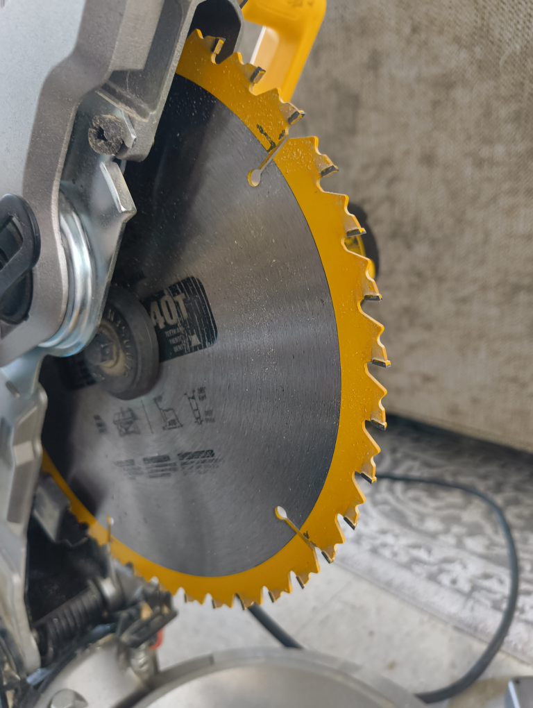 Dewalt DW713 10" Compound Miter Saw - photo 4