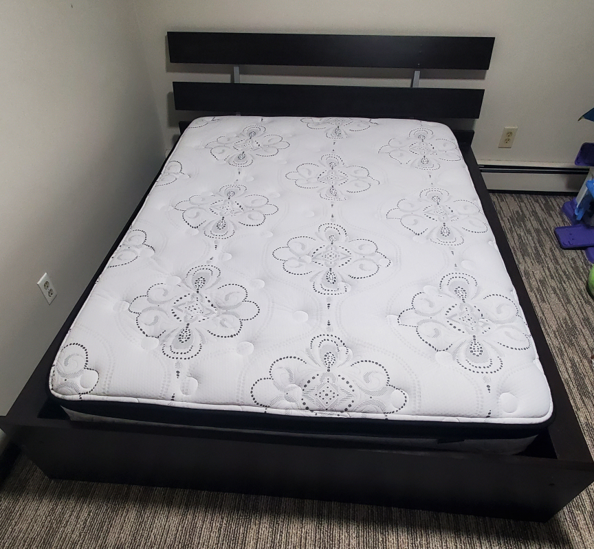 Queen matress in mint condition