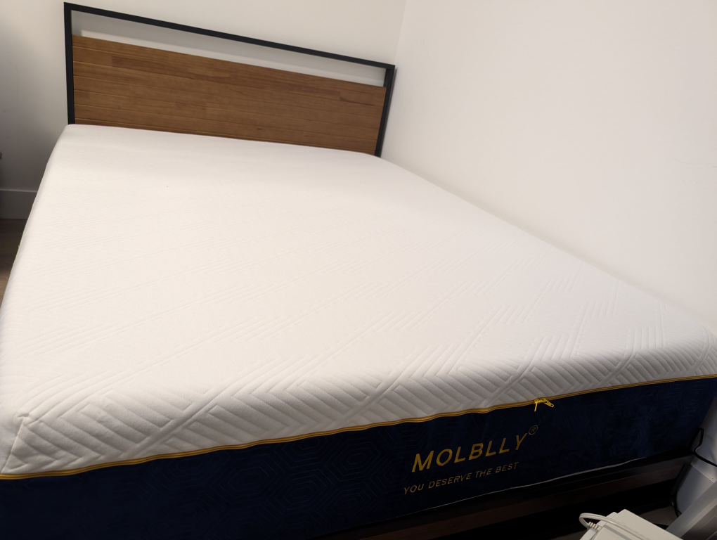 Queen bed with mattress and 2 side table. - photo 3