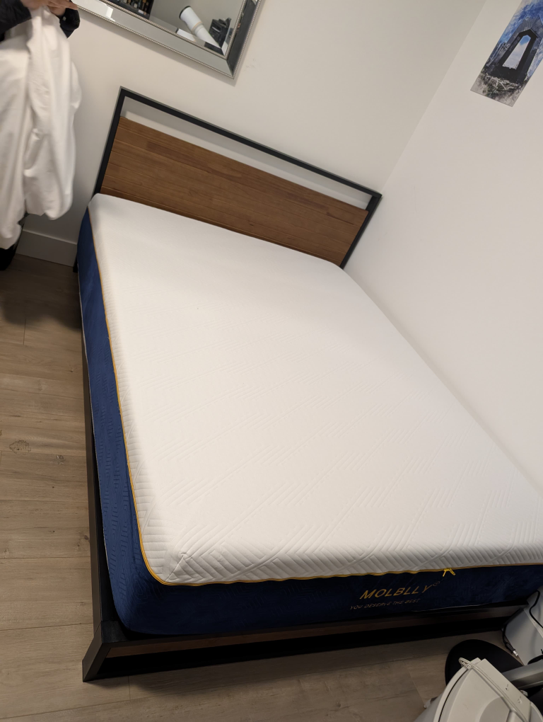 Queen bed with mattress and 2 side table. - photo 4