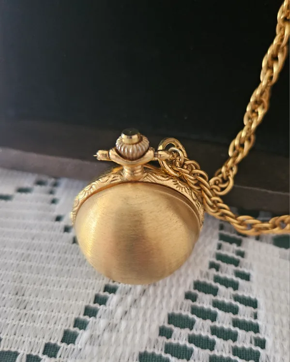"La Fleur" Quartz Orb Pendant Watch image indicator(6)
