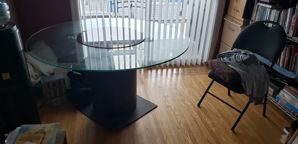 Round Glass Dining Table with Rotating middle image indicator(4)