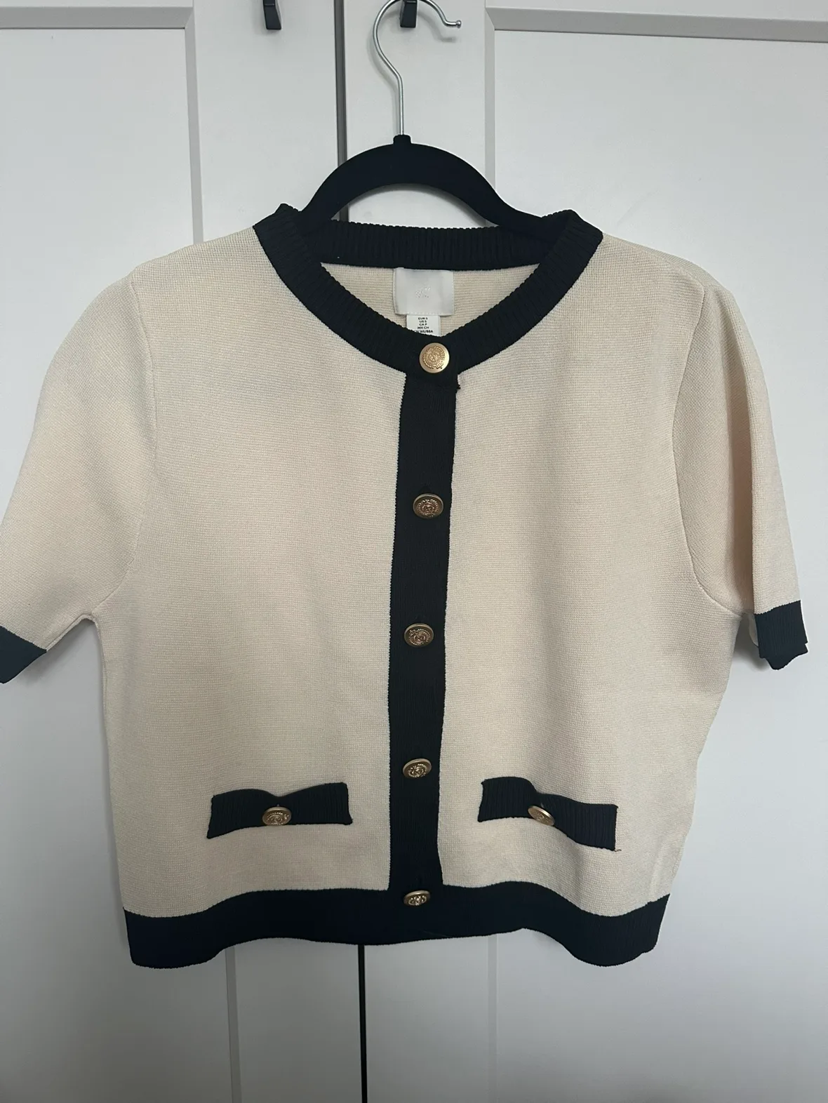 Short sleeved cardigan image indicator(3)