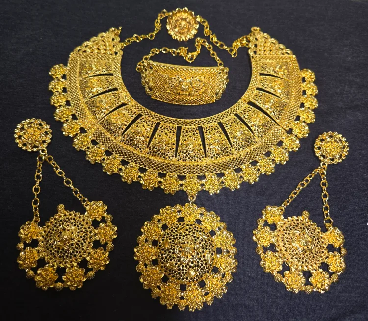 Golden jewellery jewelry set: necklace, bracelet, earrings, ring image indicator(2)