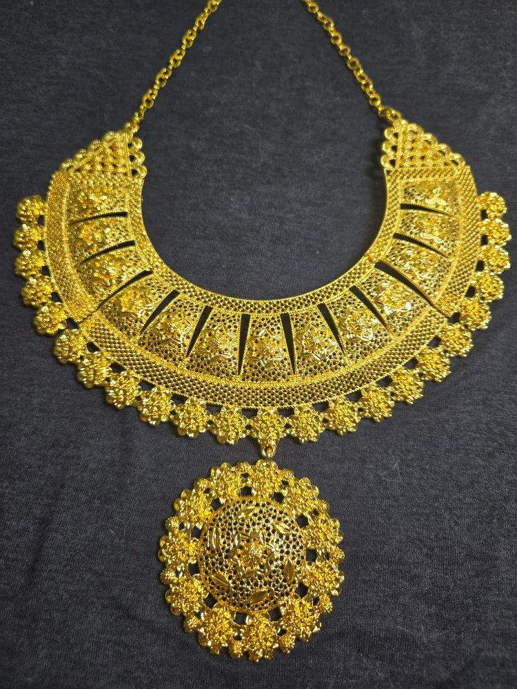 Golden jewellery jewelry set: necklace, bracelet, earrings, ring image indicator(3)
