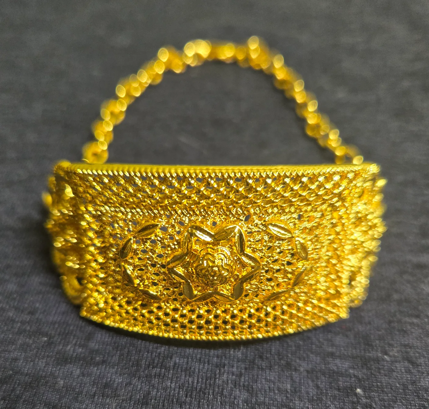 Golden jewellery jewelry set: necklace, bracelet, earrings, ring image indicator(7)