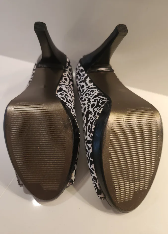 **FINAL DAYS BEFORE BEING DONATED** Black White Patterned Heels image indicator(4)