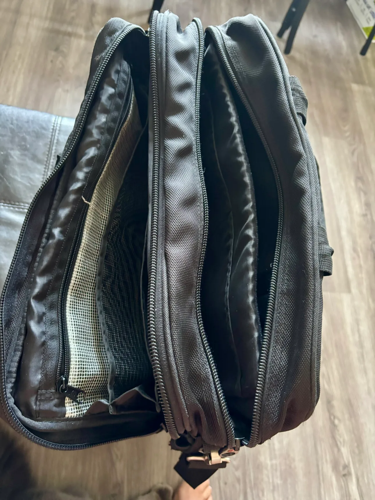 SwissGear Black Laptop Messenger Bag image indicator(2)