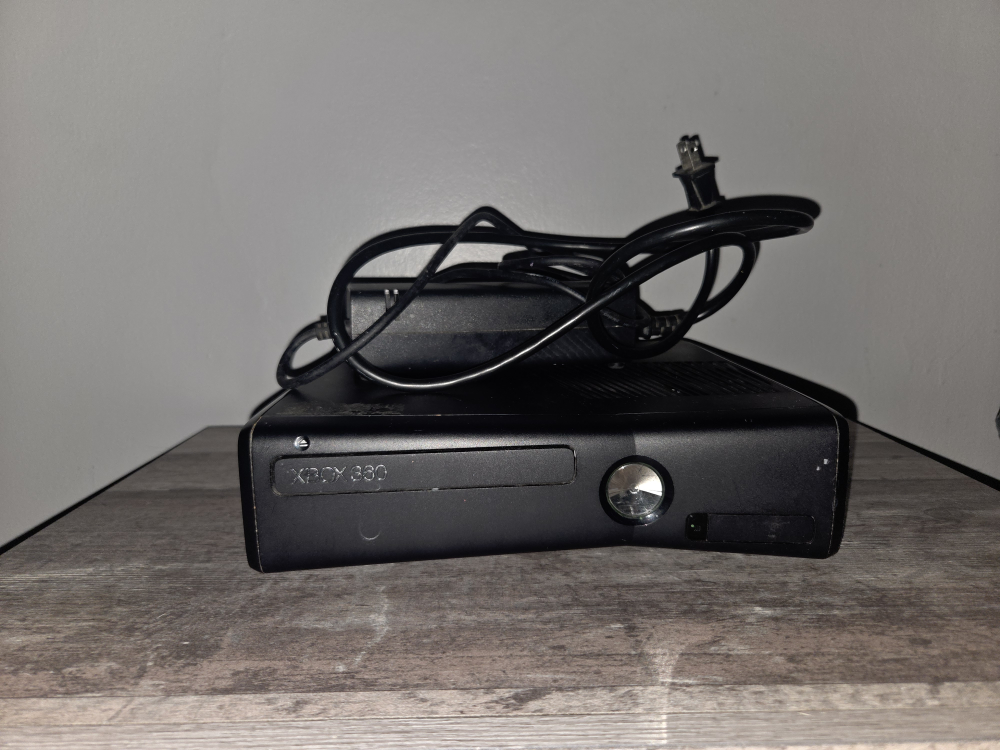 Xbox 360 Console, 3 Grand Theft Auto Games & Controller - photo 2