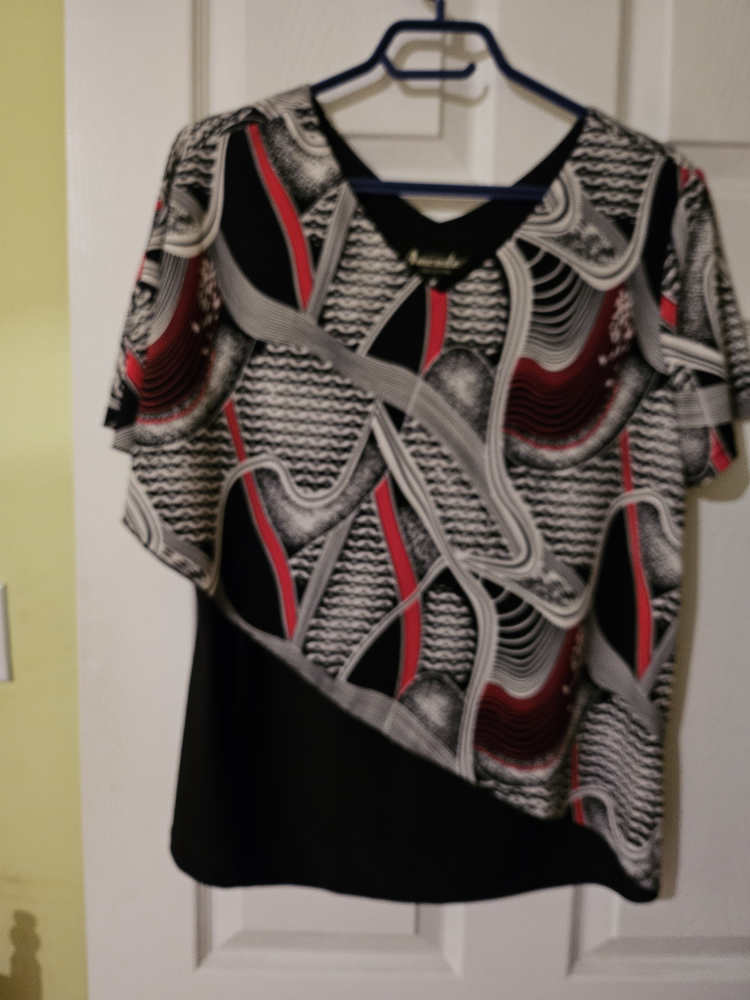 Amanda Collection Women's Black and White Abstract Print Blouse