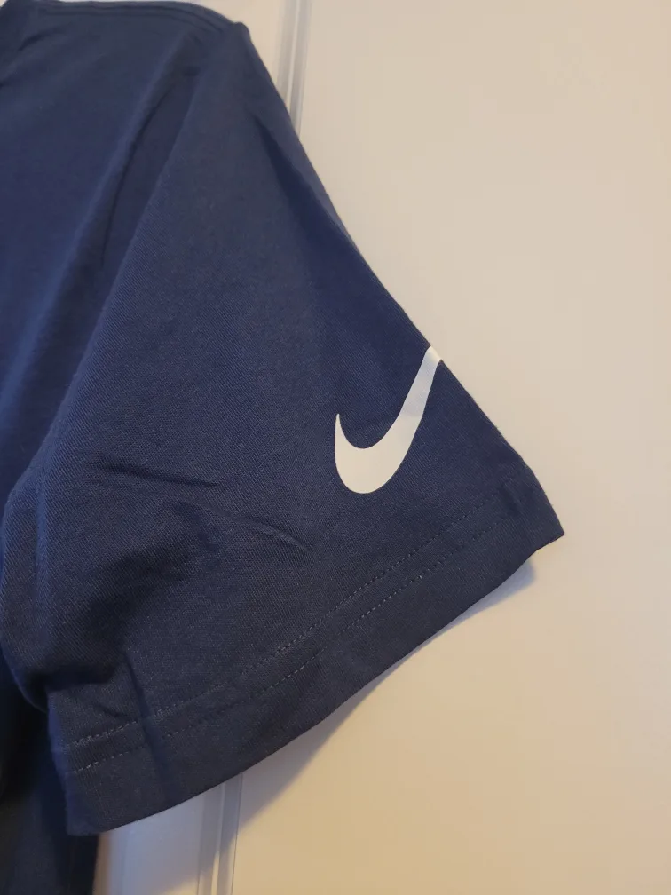 Nike Boys' Size XL T-Shirt image indicator(2)