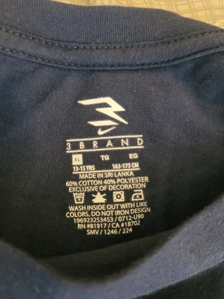 Nike Boys' Size XL T-Shirt image indicator(4)