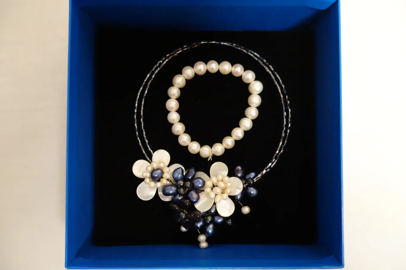 NEW Elegant Pearl Necklace and Bracelet Set thumbnail