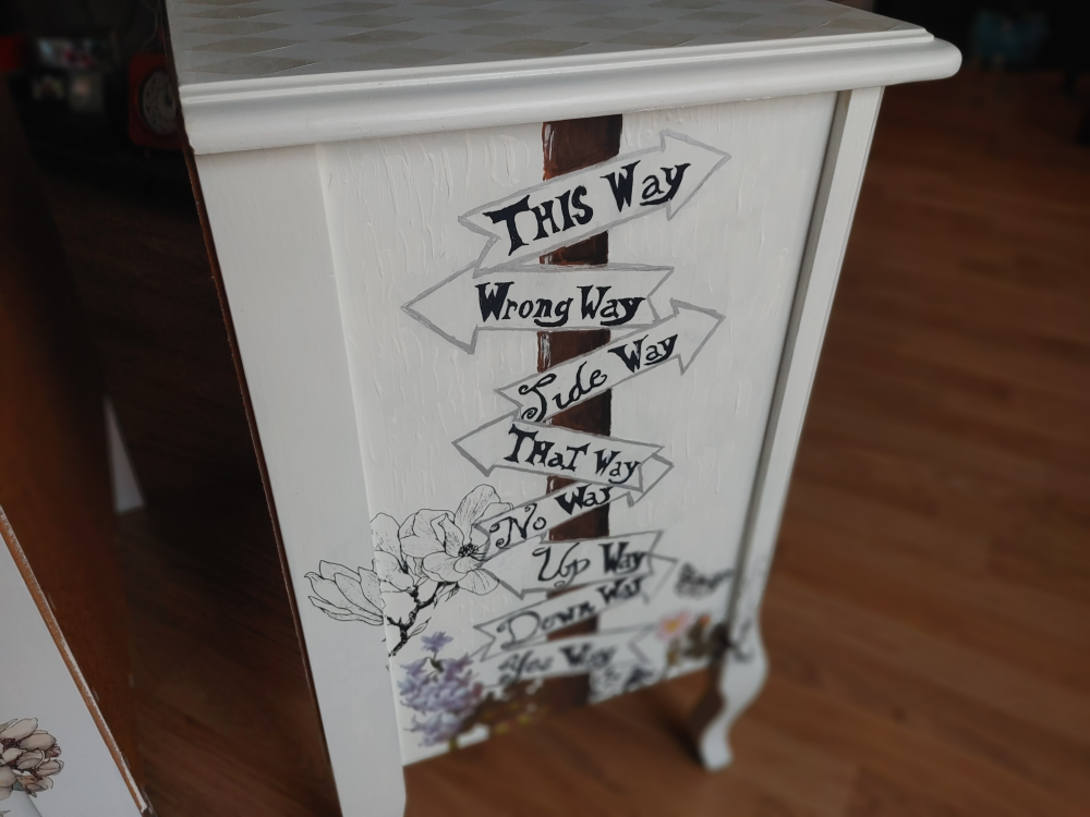 Pair of Alice in Wonderland themed bedside tables - photo 5