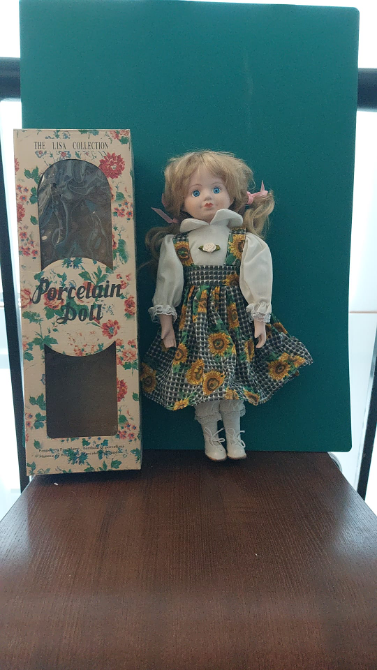 The Lisa Collection Porcelain Doll - photo 2