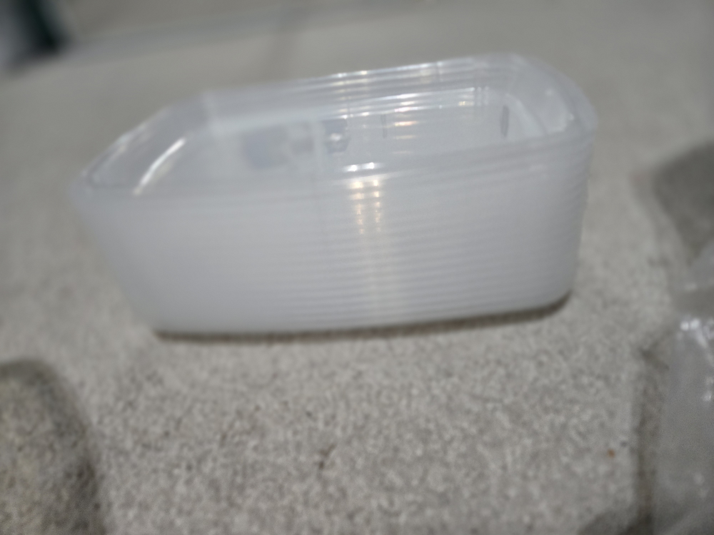 Plastic containers with lids - photo 3