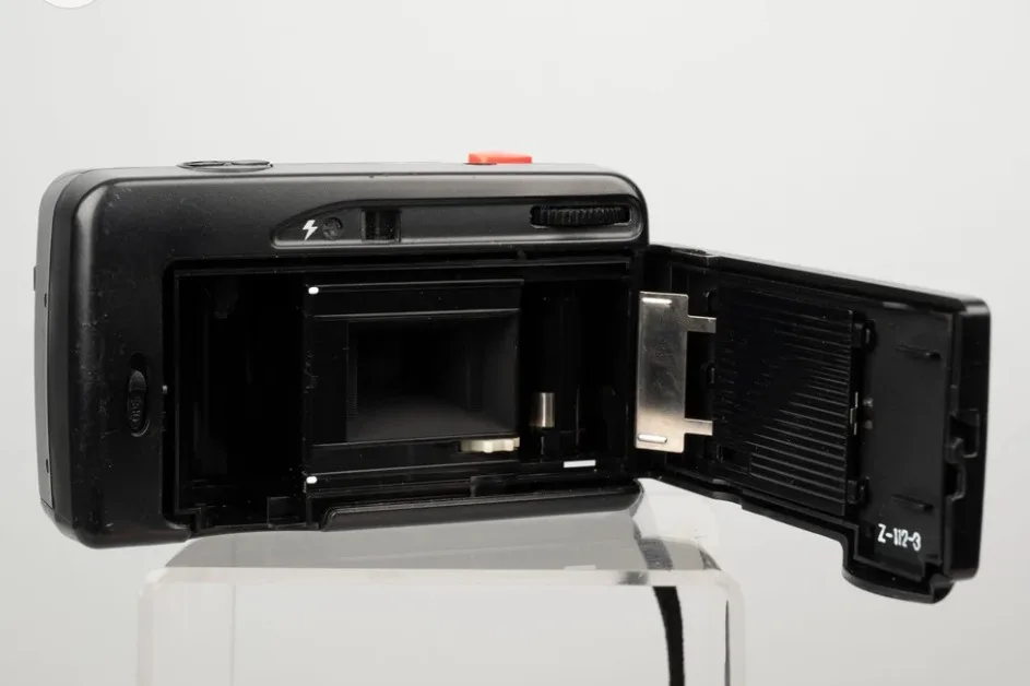 Blacks Easy Load 135, Vintage Film Camera with Case 🧡 image indicator(3)