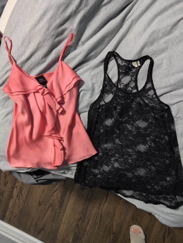 🆓 4 free tank tops size small  #freecycle image indicator(2)