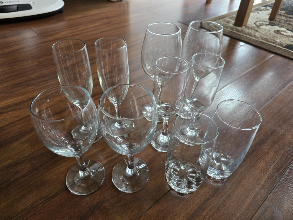 Set of 10 Glassware: Wine Glasses, Champagne Flutes & Tumblers