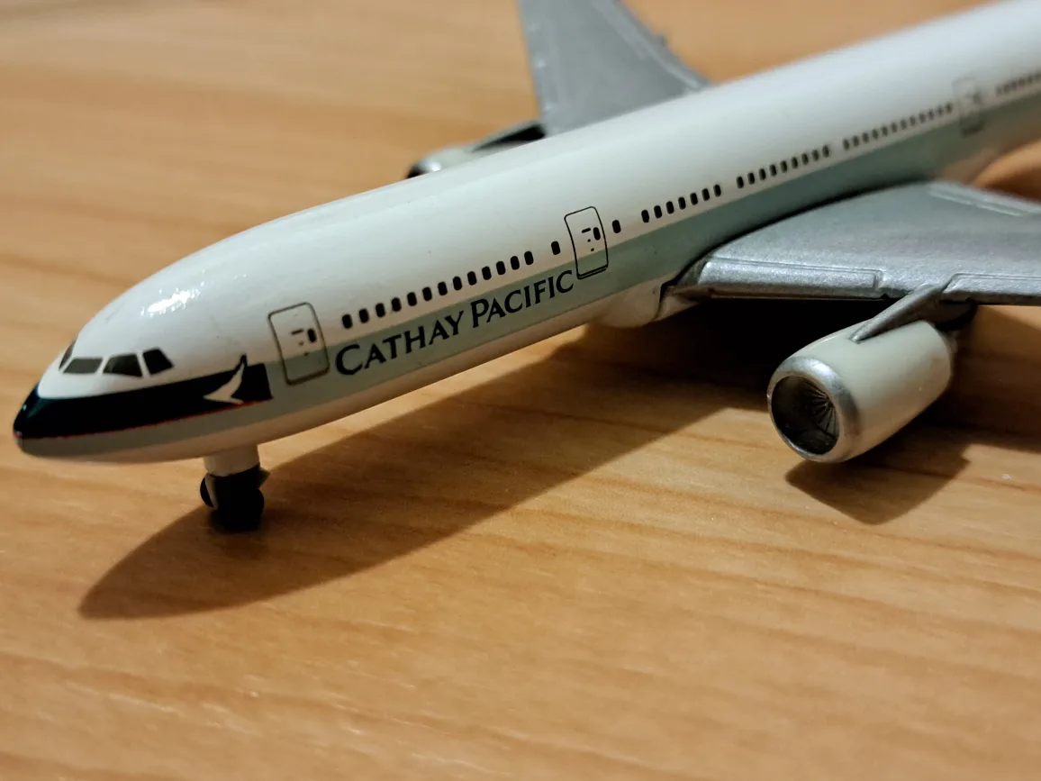 Cathay Pacific Boeing 777-200 Airplane Model 1:500 image indicator(4)