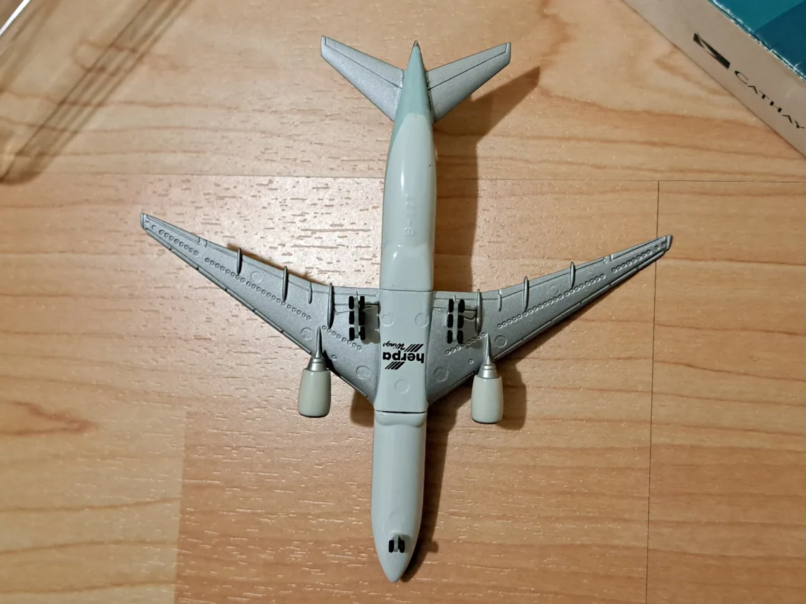 Cathay Pacific Boeing 777-200 Airplane Model 1:500 image indicator(5)