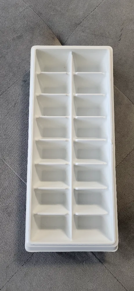 White Classic Ice Cube Tray image indicator(2)