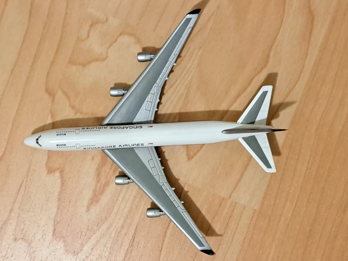 Singapore Airlines Boeing 747-400 Mega Top Diecast Model 1:500 image indicator(9)