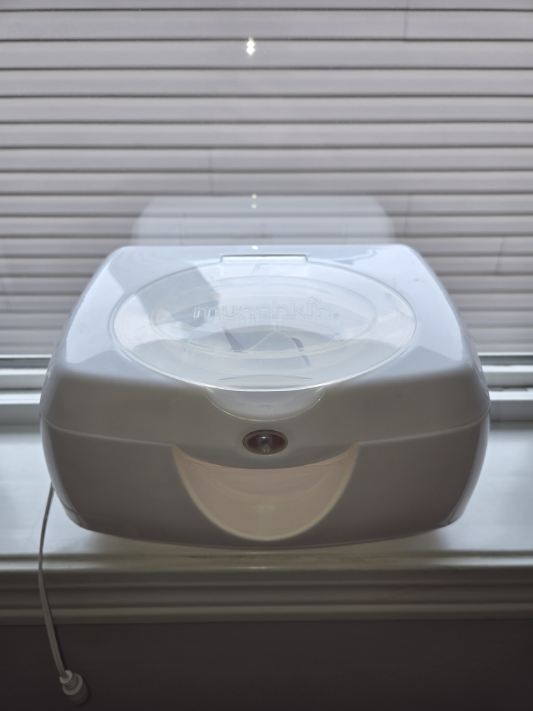 "Munchkin" -  Plug in Wipe Warmer