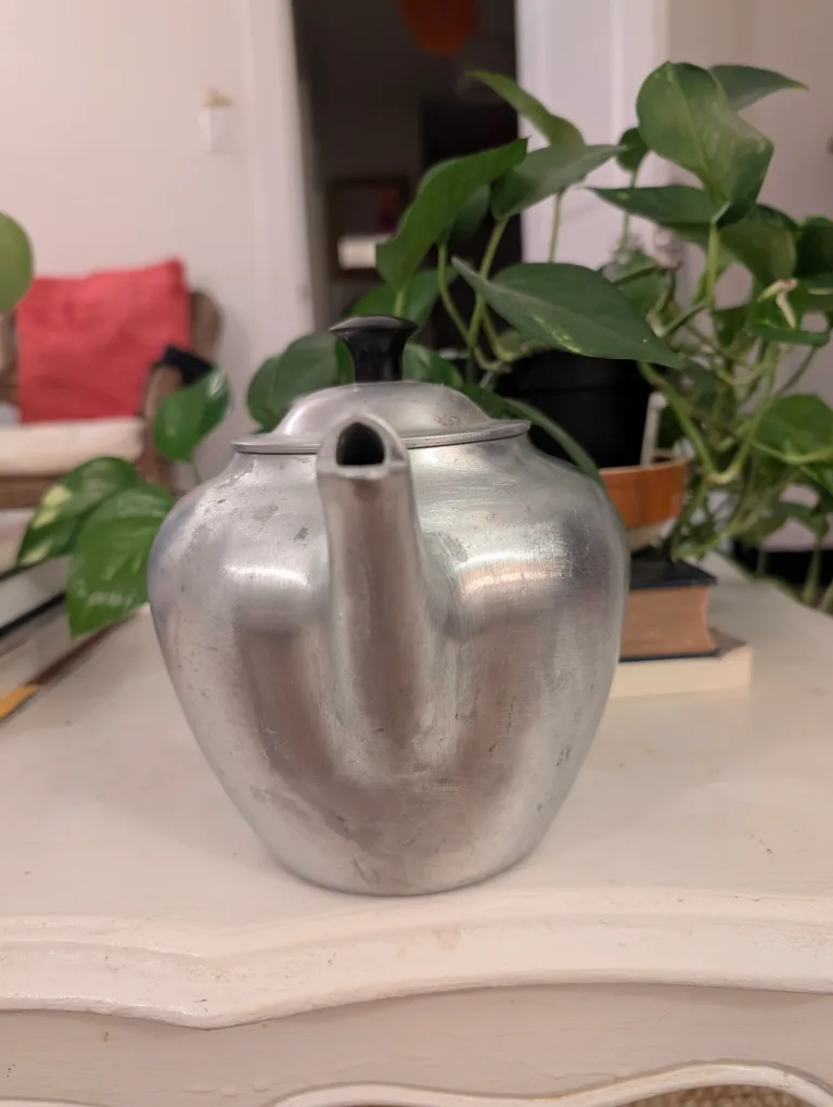 Vintage Aluminum Teapot with Black Handle image indicator(4)