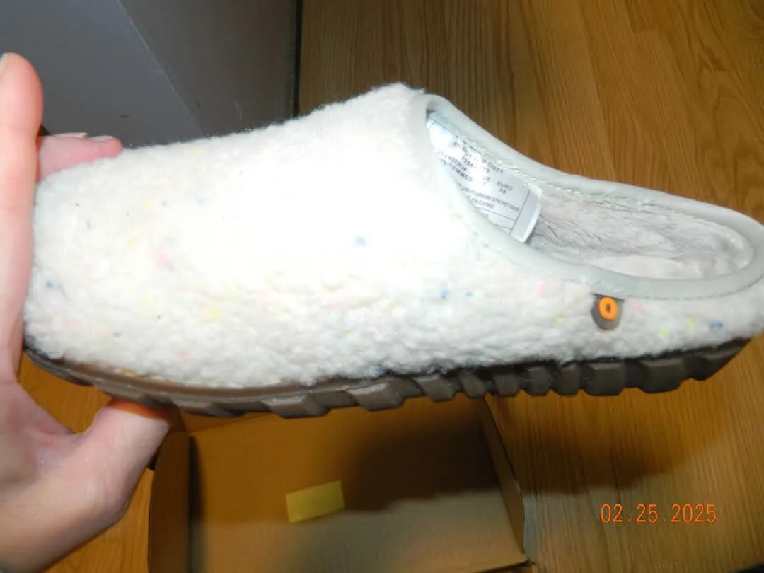NEW IN BOX BOGS Snuggly Slip-on Cozy Slippers - image indicator(2)