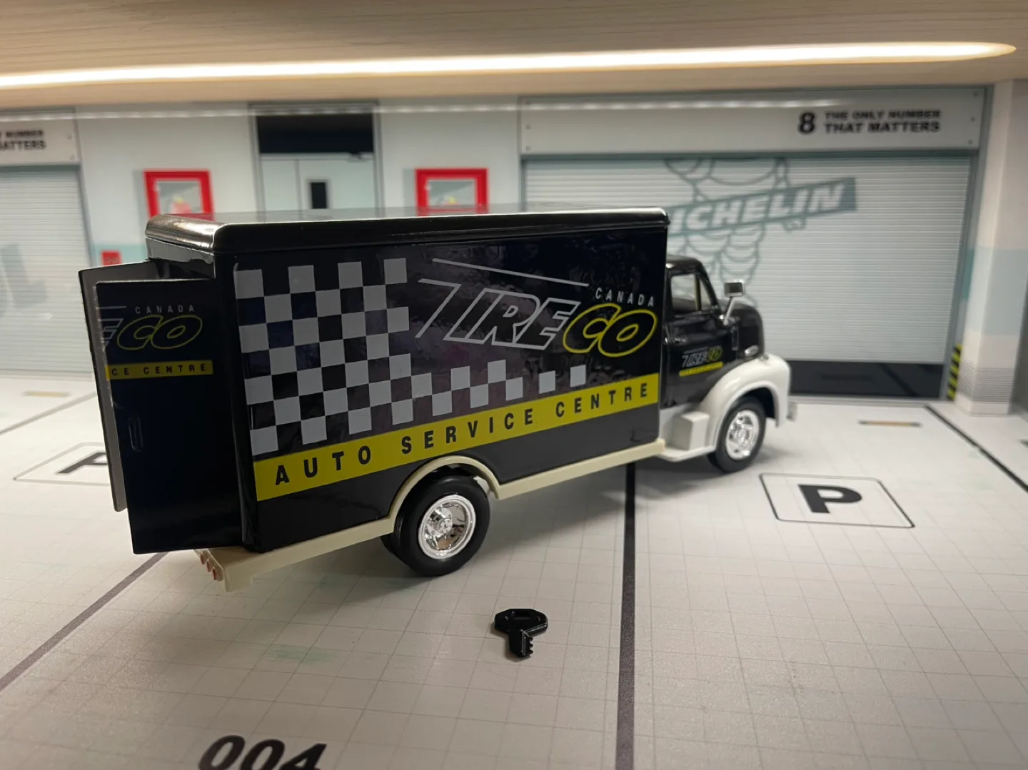 ERTL Collectibles 1953 Ford Delivery Van C-500 image indicator(2)