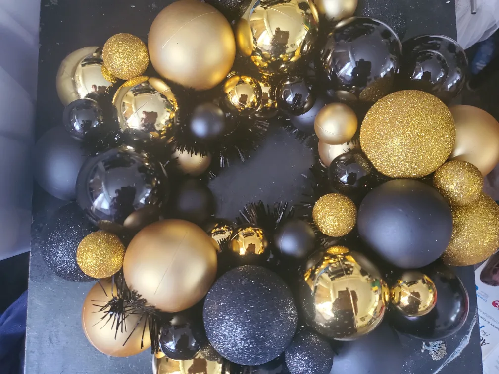 Elegant Black and Gold Christmas Wreath thumbnail