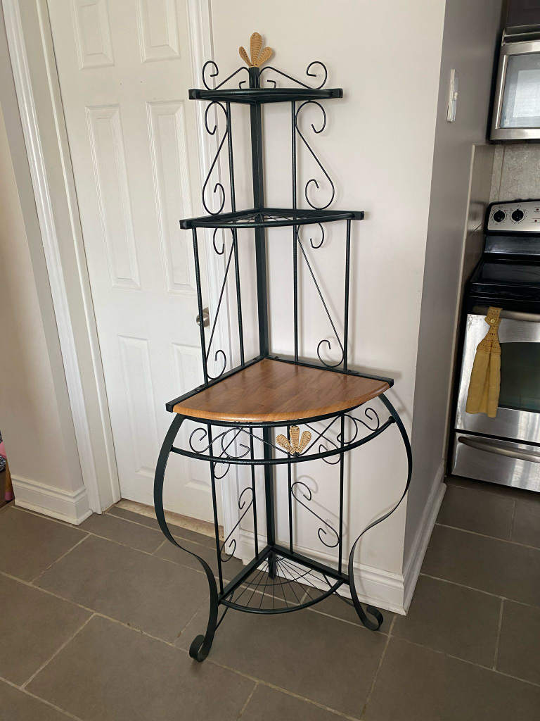 Corner shelving unit