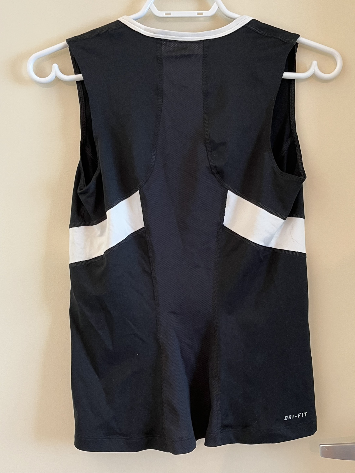 Nike sleeveless dri-fit shirt for ladies (new) - photo 2