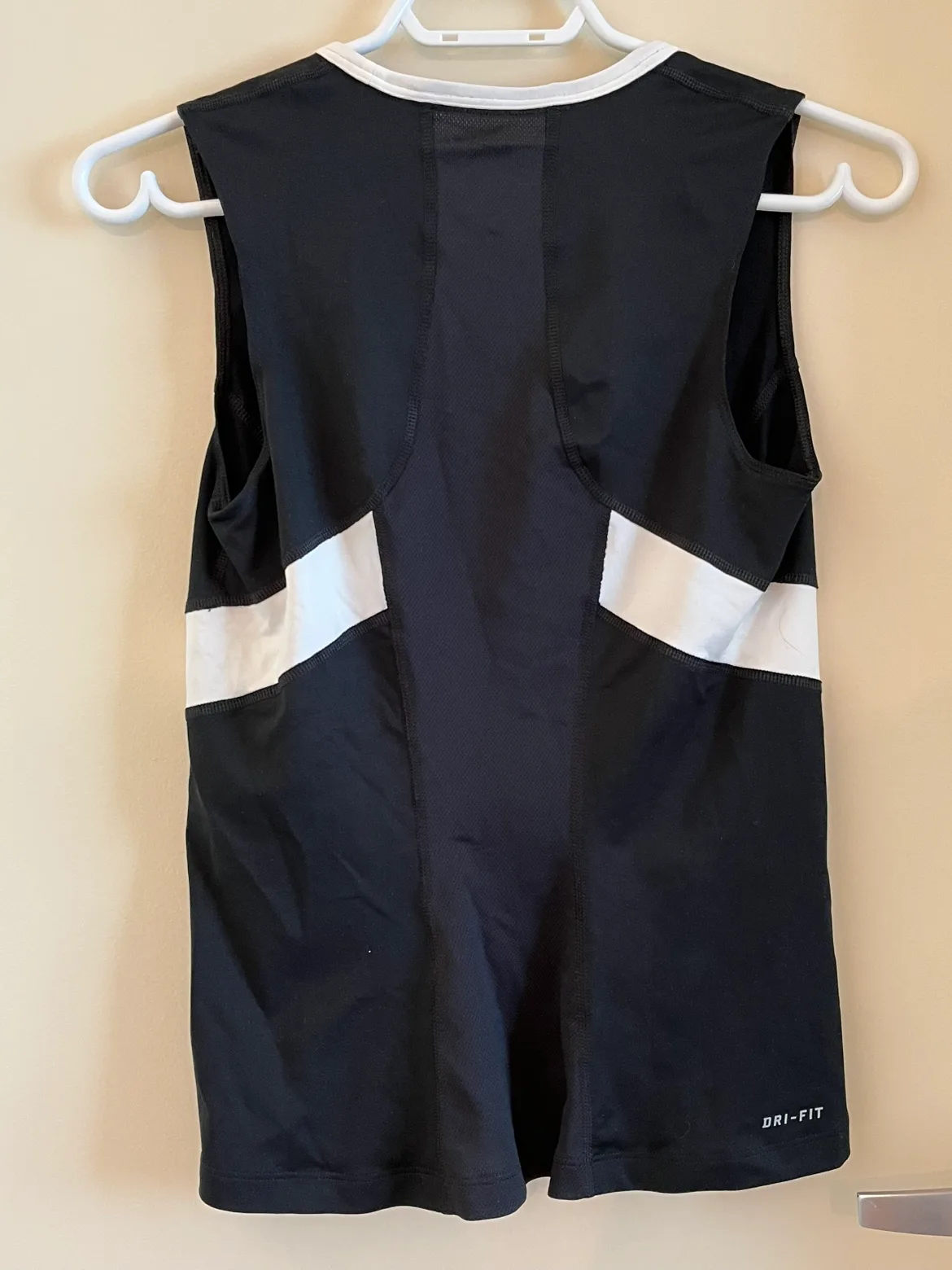 Nike sleeveless dri-fit shirt for ladies (new) image indicator(2)