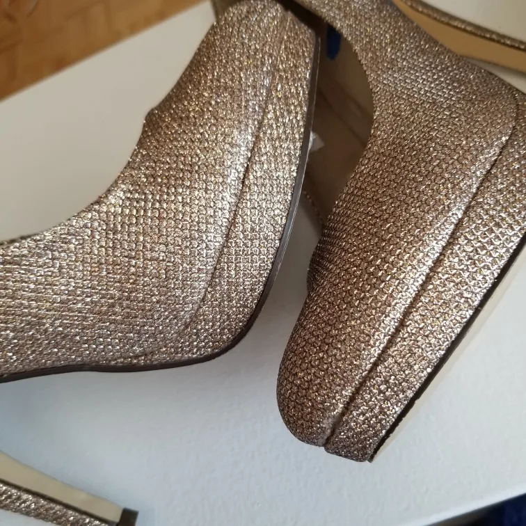 Gold Glitter High Heels - Size 7 1/2 image indicator(2)