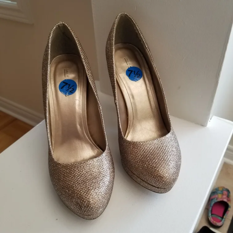 Gold Glitter High Heels - Size 7 1/2 image indicator(4)