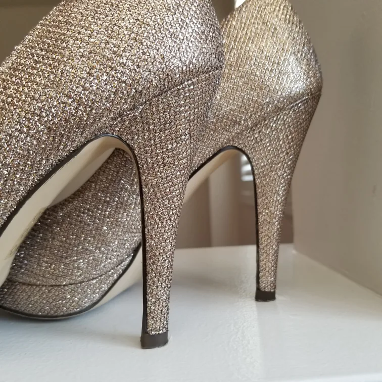 Gold Glitter High Heels - Size 7 1/2 image indicator(6)