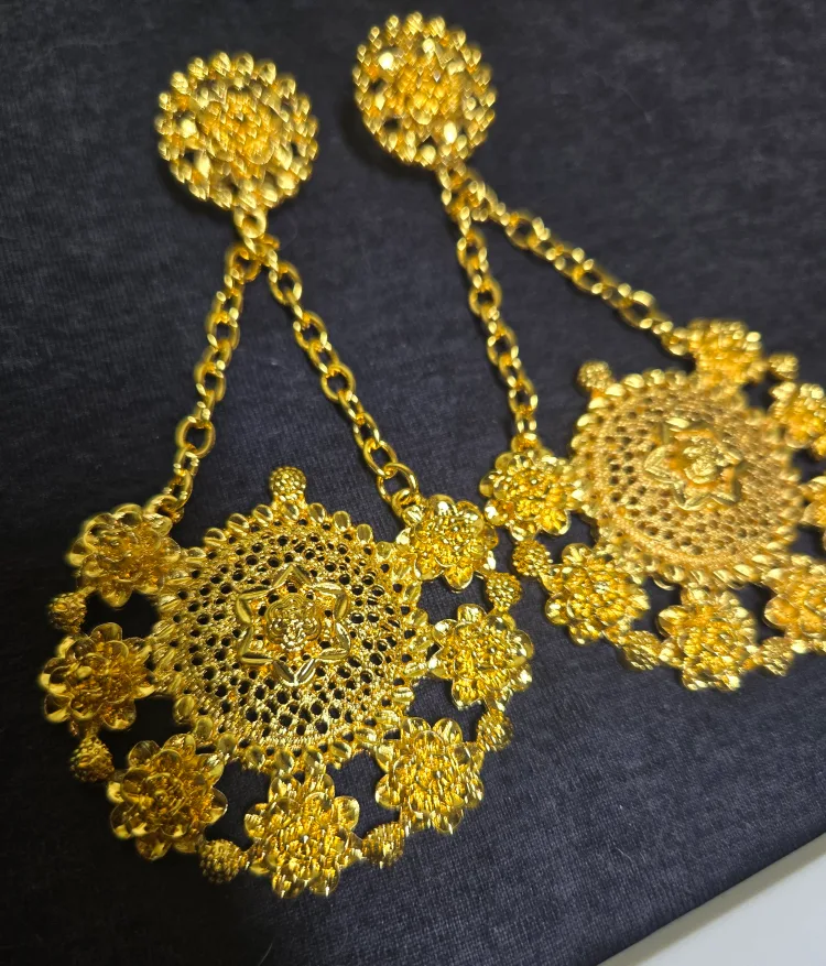 Golden jewellery jewelry set: necklace, bracelet, earrings, ring image indicator(4)