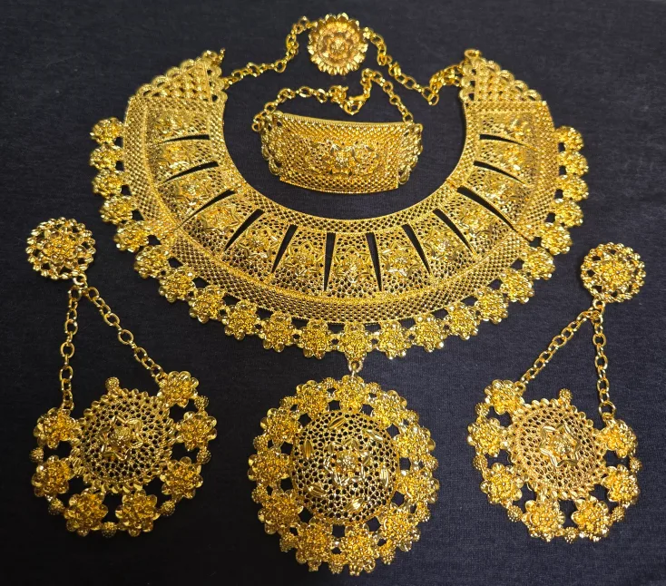 Golden jewellery jewelry set: necklace, bracelet, earrings, ring image indicator(10)