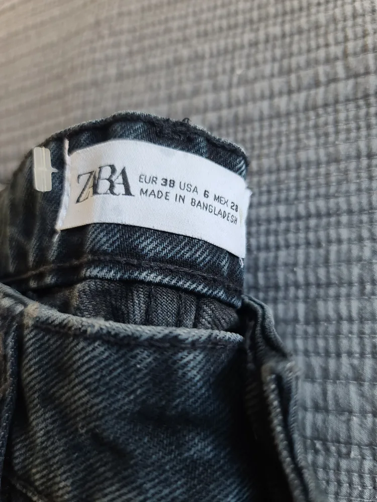 Zara Women's Mom Jeans in Black  - Size 6 image indicator(2)