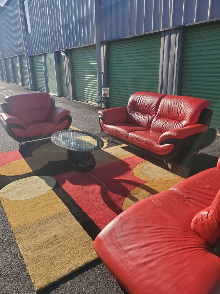 Ramour & Flanigan red/black complete living room set. - photo 4