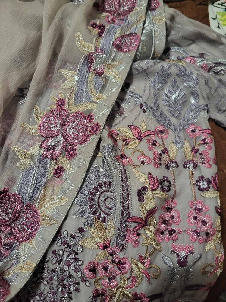 Gorgeous embroidered grey pant kameez - photo 2