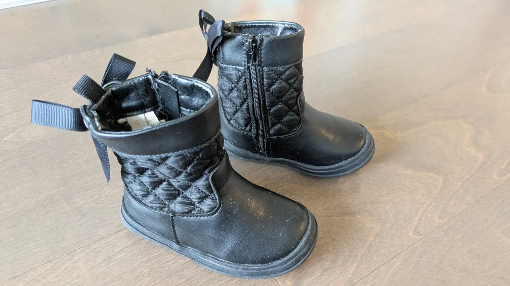 Joe fresh Baby Girl's Black Quilted Boots Size 4 image indicator(3)