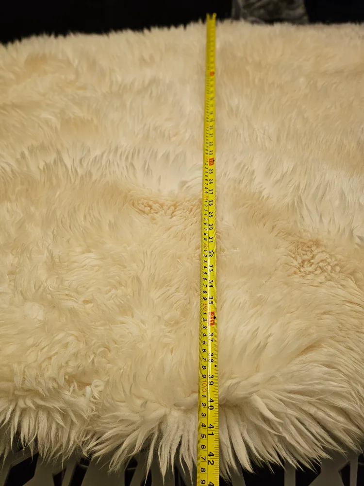 Cream-coloured Sheepskin Rug image indicator(4)