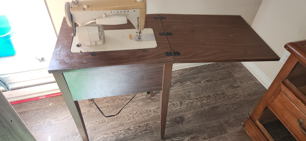 Vintage Singer Sewing Machine with Cabinet - photo 3